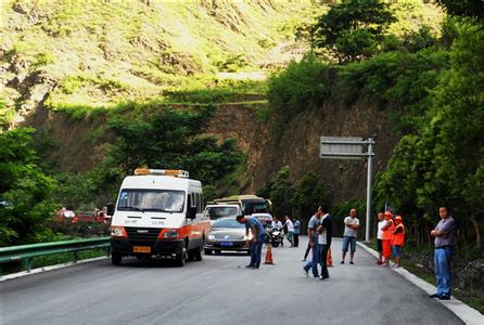 道路中斷，車輛受阻