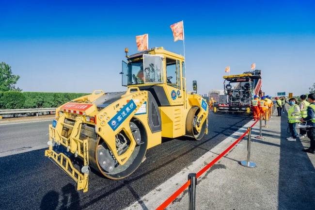 全新雙鋼輪壓路機(jī)、輪胎壓路機(jī)、瀝青攤鋪機(jī)正在有序施工