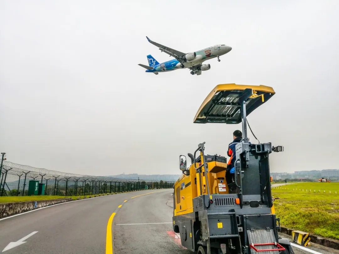 徐工XM353小型銑刨機(jī)為江北機(jī)場停機(jī)坪及通行路面正常養(yǎng)護(hù)