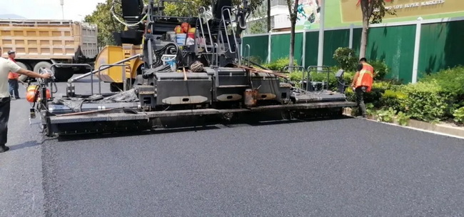 徐工XD133C雙鋼輪壓路機(jī)來回碾壓