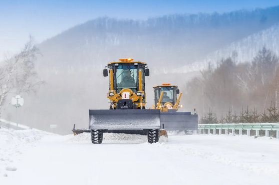 徐工平地機為冬季雪天的交通運輸隱患提供了近乎完美的解決方案