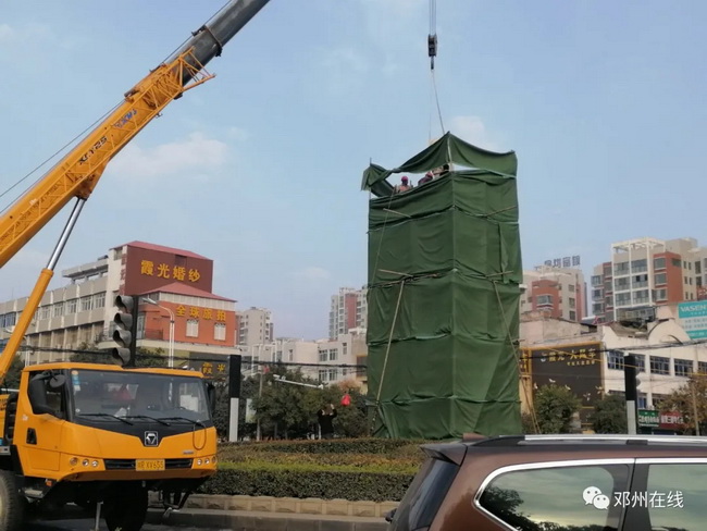 徐工吊車助力鄧州大東關(guān)范仲淹像順利搬遷