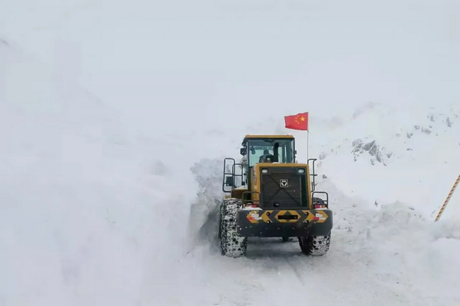 15臺徐工LW500KV裝載機道路除雪作業(yè)中