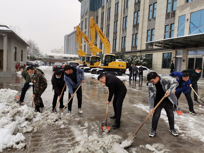 徐工裝載機在河南路友機械進行除雪工作