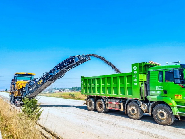 徐工大型銑刨機(jī)建設(shè)鶴輝高速公路