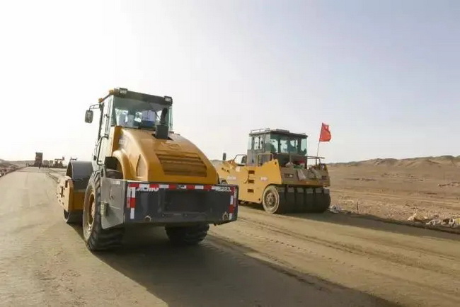 200臺徐工道路機械在京新高速施工