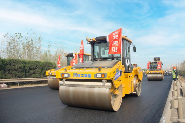 徐工無人駕駛壓路機(jī)淮徐高速公路智慧養(yǎng)護(hù)