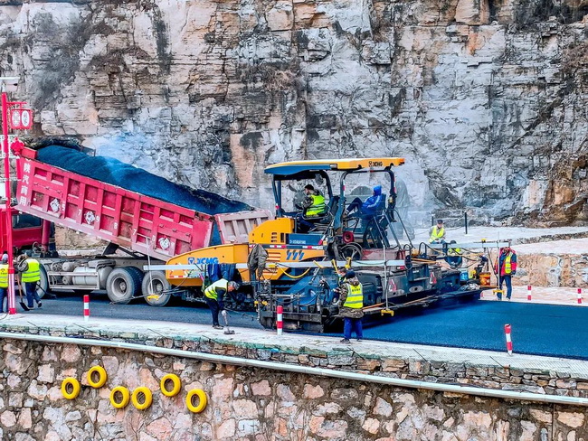 徐工RP903攤鋪機(jī)在鄉(xiāng)村道路建設(shè)工程的瀝青攤鋪