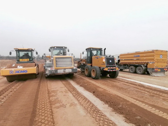 徐工成套化道路機械在黎霍高速施工