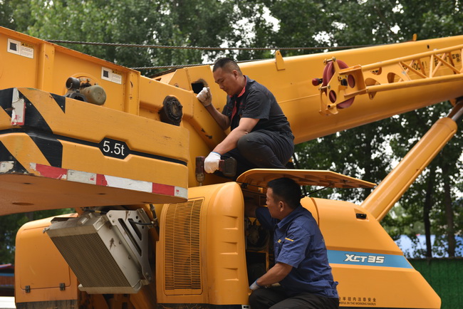 徐工起重機服務人員正在給客戶修車